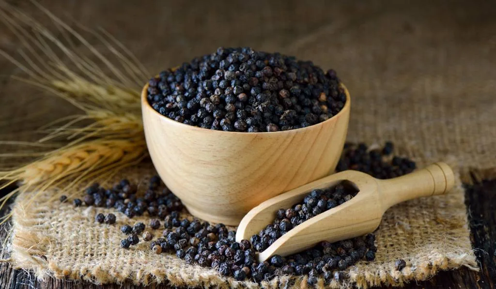 black pepper seeds in a wooden bowl