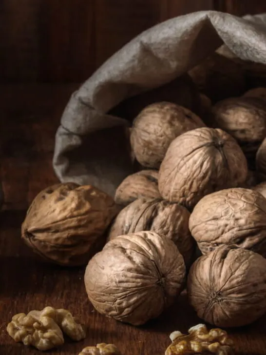 bag with walnuts - ee230706